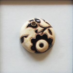 B & W, Small Round