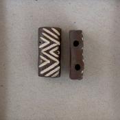2 hole bead, white on dark