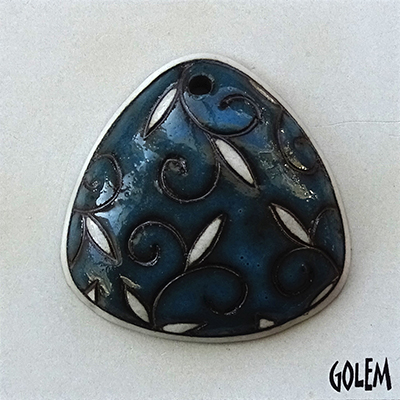 Arabesque - triangle, aqua on dark