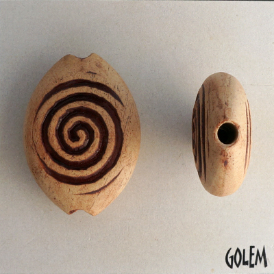 Hypnotic eye, rust on off-white almond bead