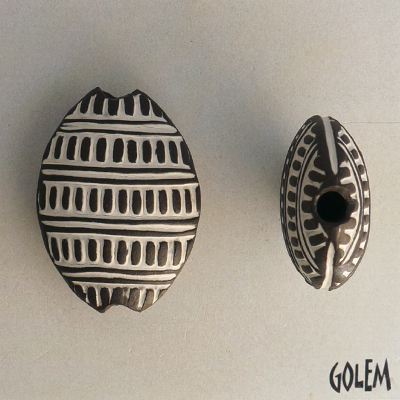 Old basket, white on dark almond bead size M