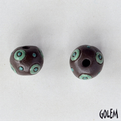 Jade circles on dark clay, round bead